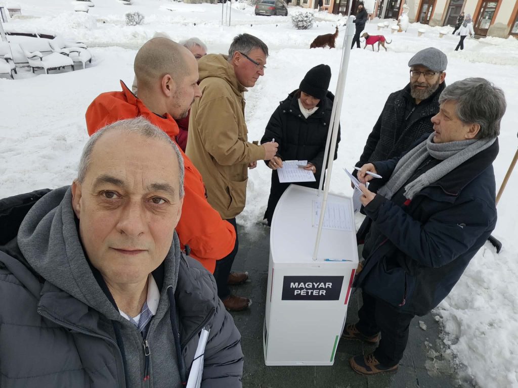Önkéntesek és támogatók a jelöltállításhoz szükséges aláírásgyűjtésen